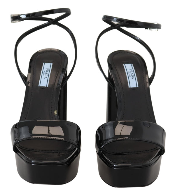 Schwarze Lacksandalen Knöchelriemen Heels Leder