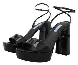 Schwarze Lacksandalen Knöchelriemen Heels Leder
