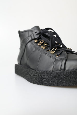 Schwarze Leder-Slipper mit Stretch-Stiefeln