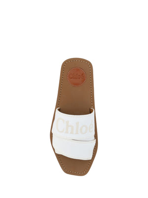 Elegante weiße Gleitsandalen aus Baumwolle