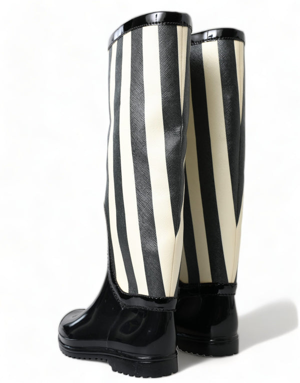 Schwarze kniehohe flache Gummistiefel Schuhe