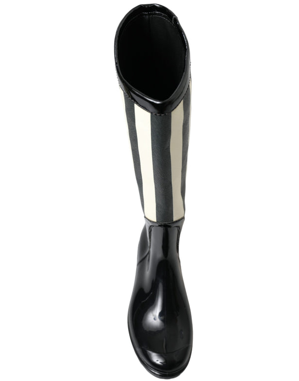 Schwarze kniehohe flache Gummistiefel Schuhe