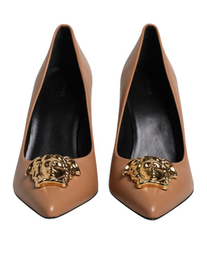 Braun Leder Logo Plaque High Heels Pumps Schuhe