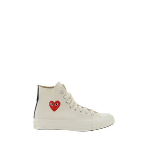 Weiße Gummisneaker im High-Top-Stil