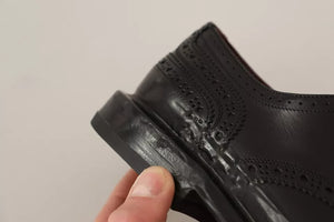Schwarze perforierte Leder Schnürschuhe Derby
