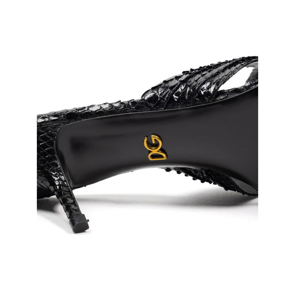 Sandalen mit Schlangenhaut-Print und Plateauabsatz in Schwarz