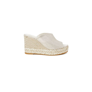 Goldene Ledersandalen mit Plateauabsatz
