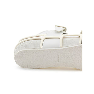 Weiße Baumwoll-Sportschuhe
