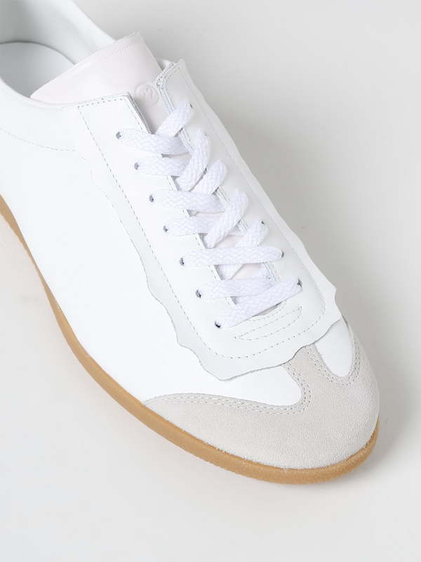 Niedrige, federleichte Sneakers aus Leder und Wildleder