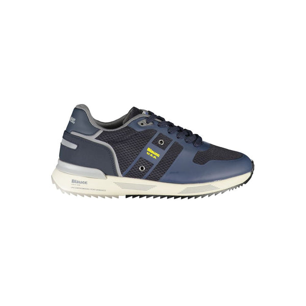 Blaue Turnschuhe mit kontrastierender Verzierung