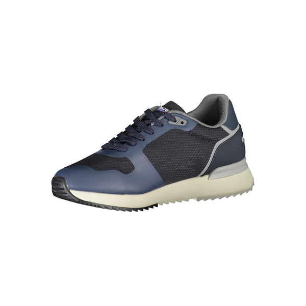 Blaue Turnschuhe mit kontrastierender Verzierung