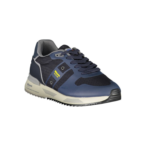 Blaue Turnschuhe mit kontrastierender Verzierung