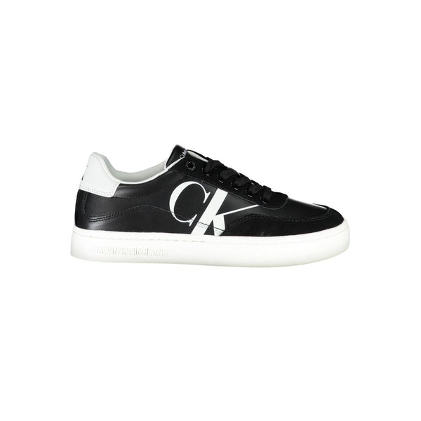 Schlichte schwarze Schnürsenkel-Sneakers mit kontrastierenden Details