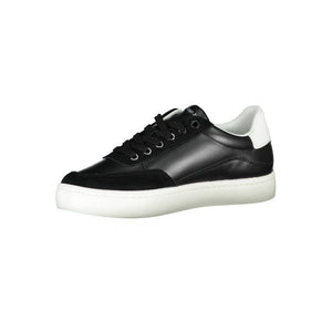Schlichte schwarze Schnürsenkel-Sneakers mit kontrastierenden Details