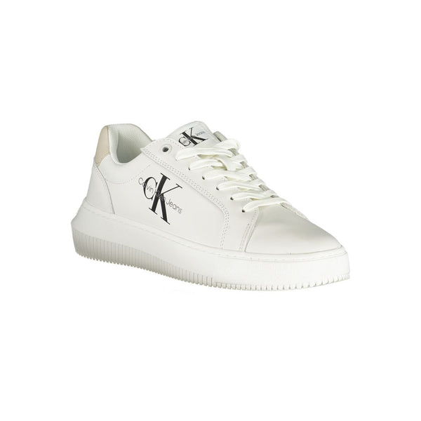 Schicke weiße Schnürsenkel-Sneakers mit kontrastierenden Details