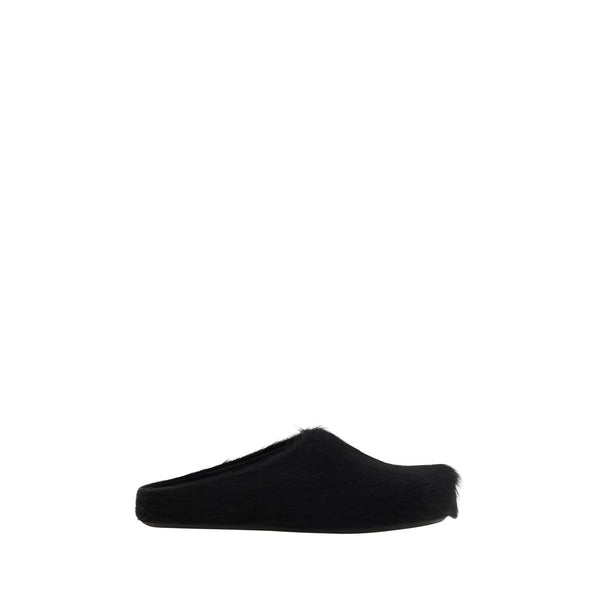 Schwarze Gummipantoffeln