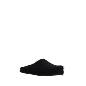 Schwarze Gummipantoffeln