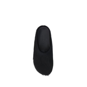 Schwarze Gummipantoffeln
