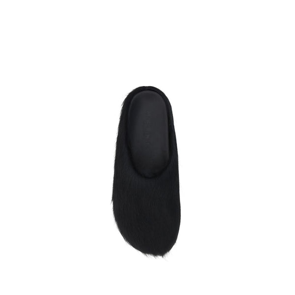 Schwarze Gummipantoffeln