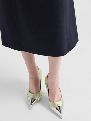 Pumps aus Satin und Metallic-Leder