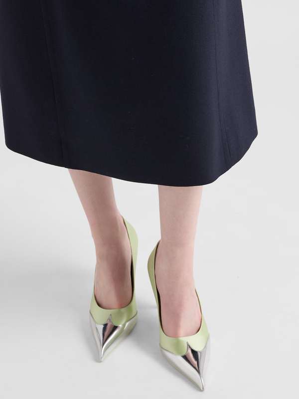 Pumps aus Satin und Metallic-Leder
