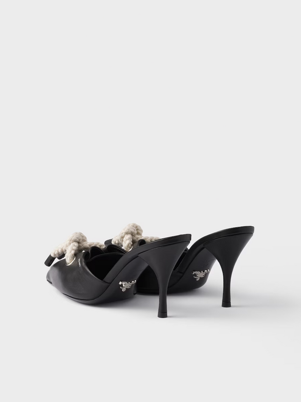Schwarze Nappaleder-Sandalen mit Seilzug