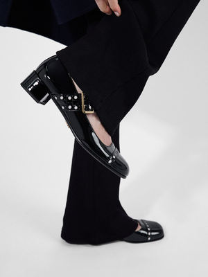 Mary Jane Pumps aus schwarzem Lackleder