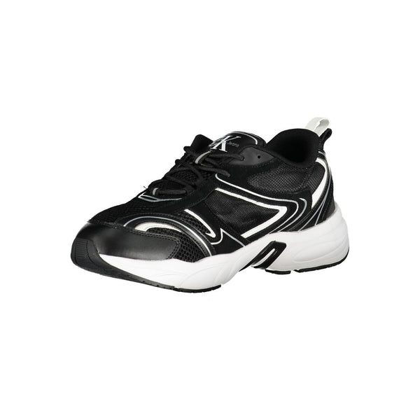 Schlichte schwarze Schnürsenkel-Sneakers mit kontrastierenden Details