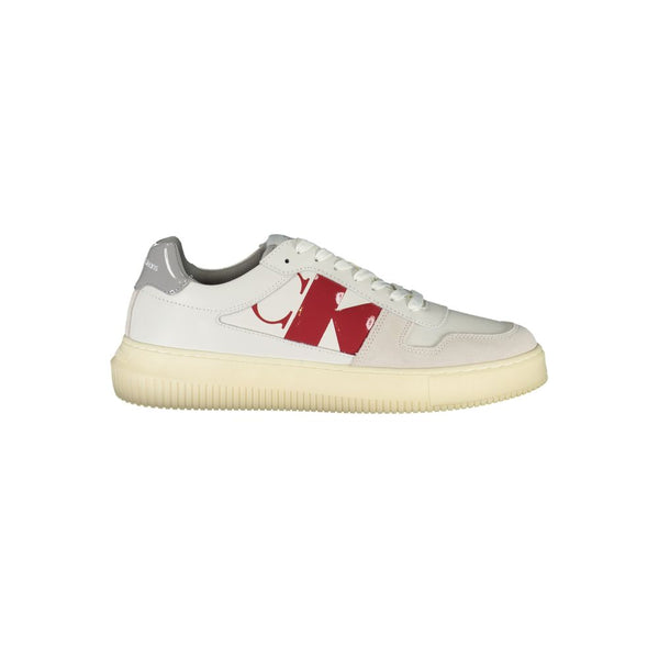 Schlichte weiße Schnürsenkel-Sneakers mit kontrastierenden Details