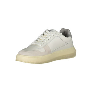 Schlichte weiße Schnürsenkel-Sneakers mit kontrastierenden Details