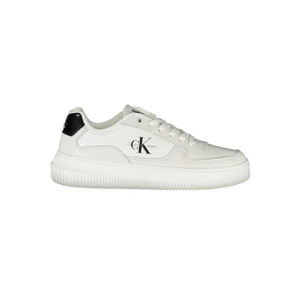 Schlichte weiße Schnürsenkel-Sneakers mit kontrastierenden Details