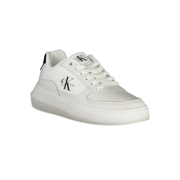 Schlichte weiße Schnürsenkel-Sneakers mit kontrastierenden Details