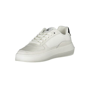 Schlichte weiße Schnürsenkel-Sneakers mit kontrastierenden Details