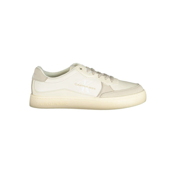 Elegante weiße Sneakers mit kontrastierenden Akzenten