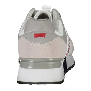 Schlichte weiße Sneakers mit kontrastierenden Details