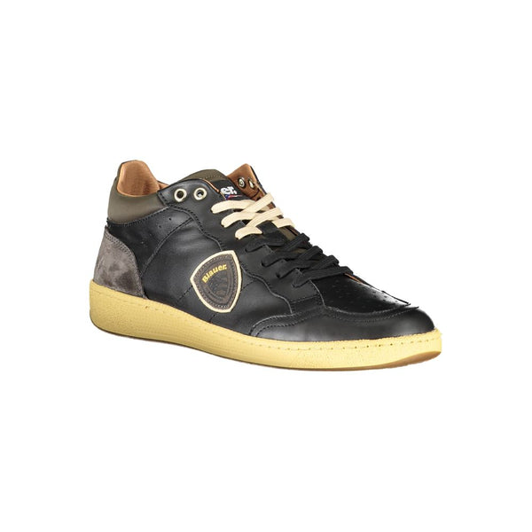 Schlichte schwarze Schnürsenkel-Sneakers mit kontrastierenden Details