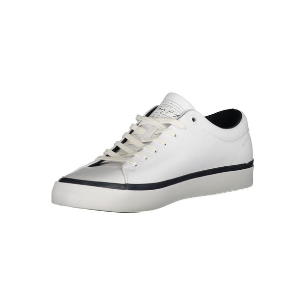Peppen Sie Ihr Spiel mit stylischen weißen Sneakers auf