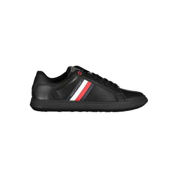 Schicke schwarze Sneakers mit ikonischen Kontrastdetails