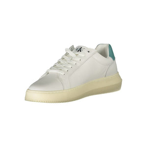 Schlichte weiße Sneakers mit umweltbewusstem Design