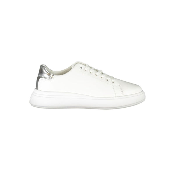 Schicke weiße Sneakers mit kontrastierenden Details