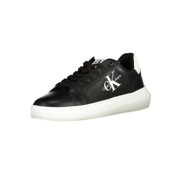 Glatte schwarze Sportschuhe zum Schnüren