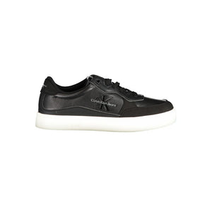 Schlichte schwarze Sportschuhe mit kontrastierenden Details