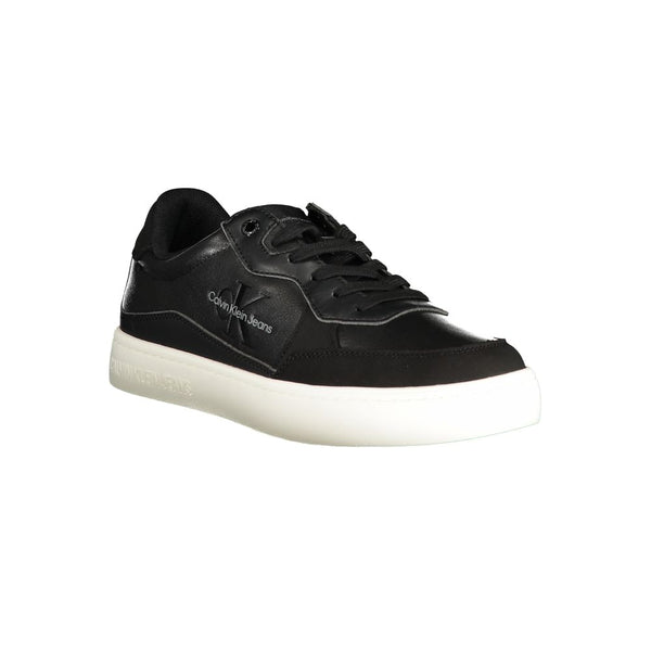 Schlichte schwarze Sportschuhe mit kontrastierenden Details