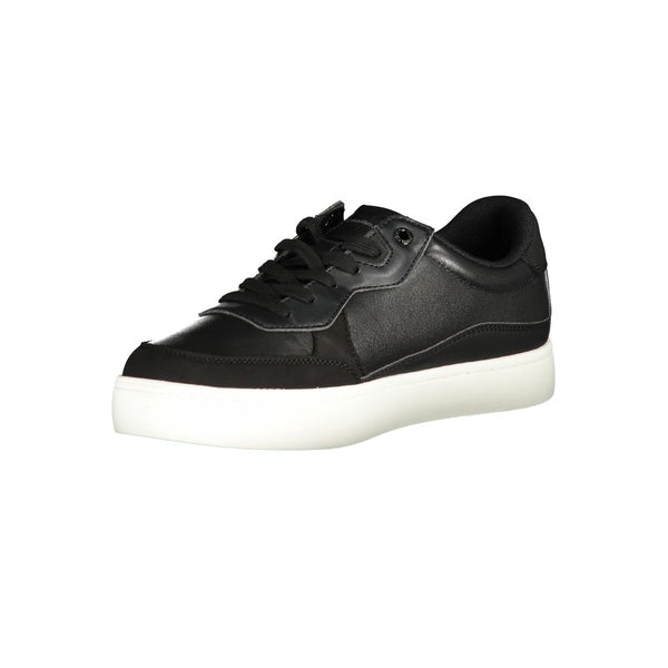 Schlichte schwarze Sportschuhe mit kontrastierenden Details