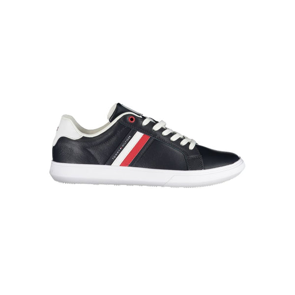 Schlichte blaue Schnürsenkel-Sneakers mit kontrastierenden Details