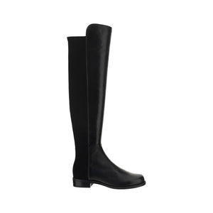 Schwarze Gummistiefel über dem Knie
