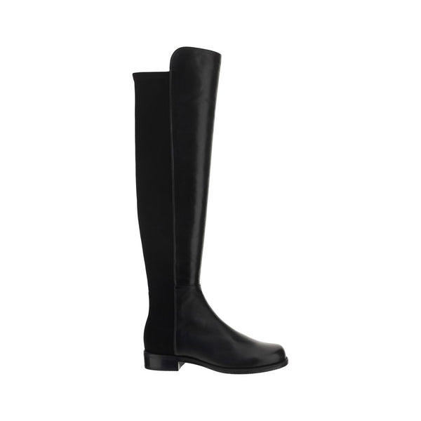 Schwarze Gummistiefel über dem Knie