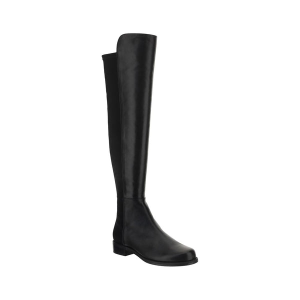 Schwarze Gummistiefel über dem Knie