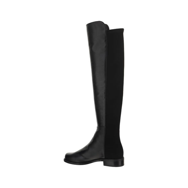 Schwarze Gummistiefel über dem Knie