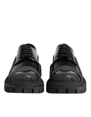 Trekking-Derby-Schuhe aus schwarzem Lackleder